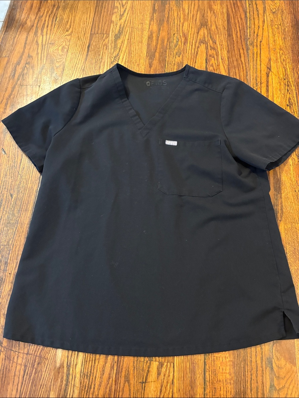 ๐Figs Womenโs Black Catarina One Pocket V-Neck Short Sleeve Scrub Top!